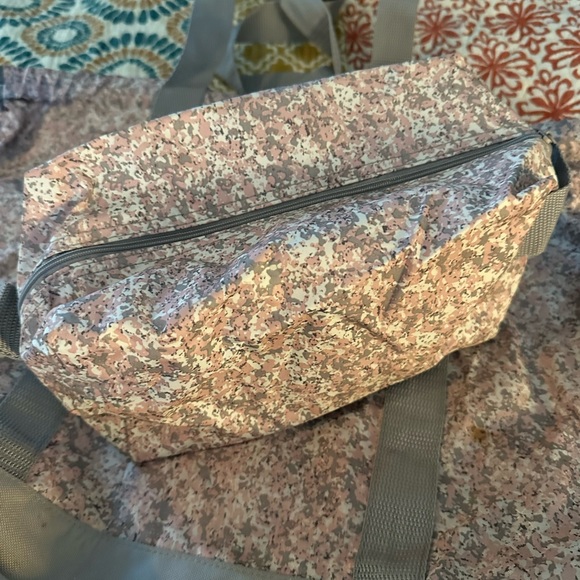 Thirty-One cinch top tote & matching pouch - Picture 4 of 9